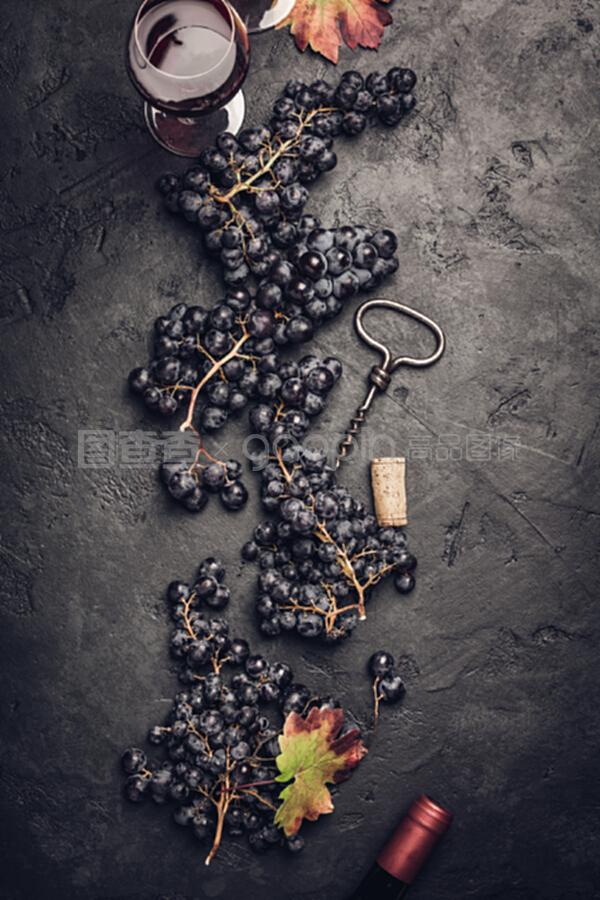 黑色乡村背景下的葡萄酒成分