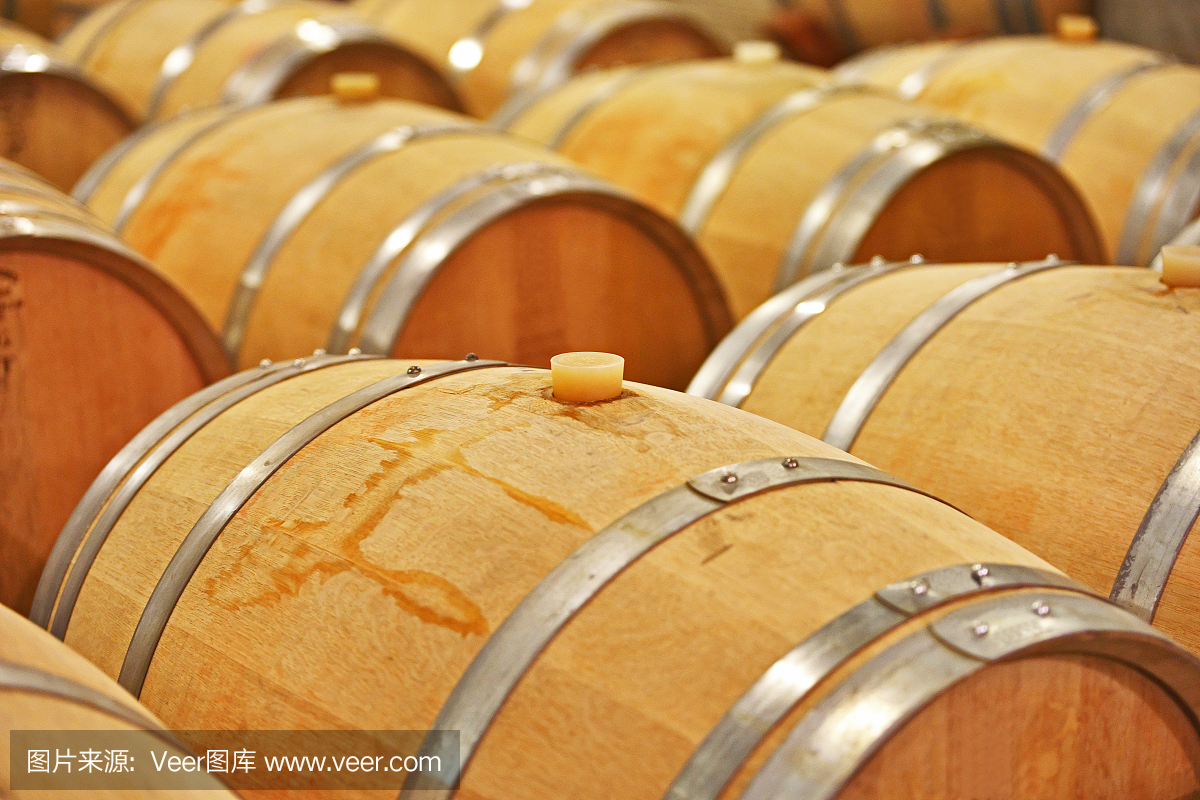 储存葡萄酒工厂的酒桶