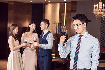 聚会红酒图片